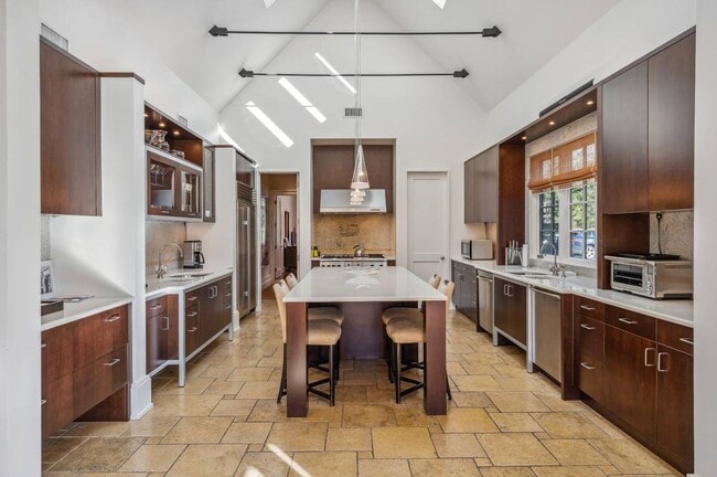 Building Photo - 110 Rose Hill Rd