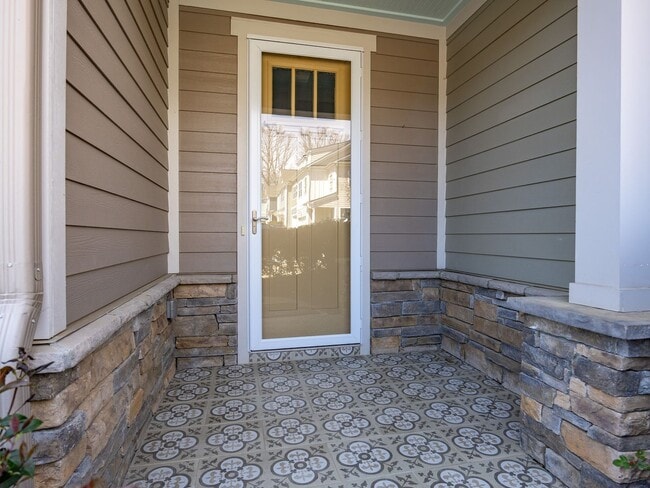 Building Photo - **MOVE IN SPECIAL! 50% off first month's rent!!** Spacious 4BR Townhouse with 2-Car Garage Near D...