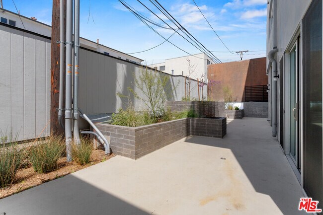 Building Photo - 1223 Hayworth Ave