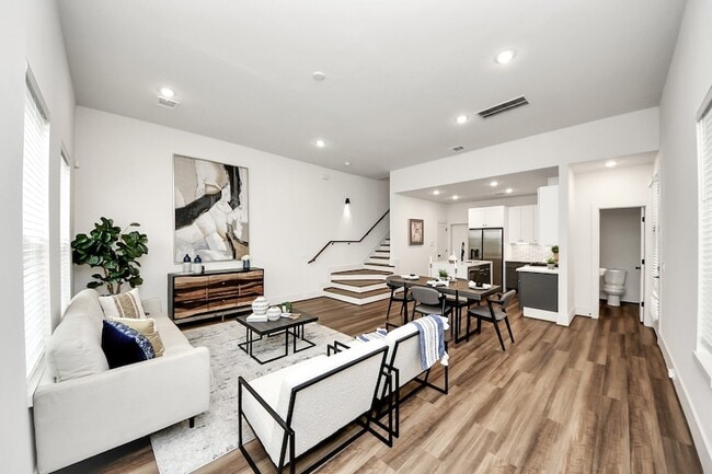 Building Photo - 879 Rachel St