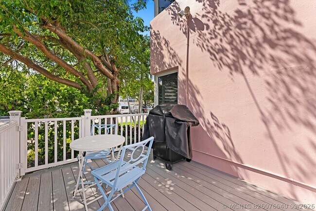 Building Photo - 990 Casuarina Rd