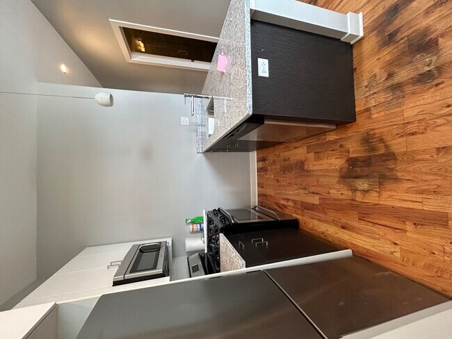 Building Photo - 751 W Buckingham Pl