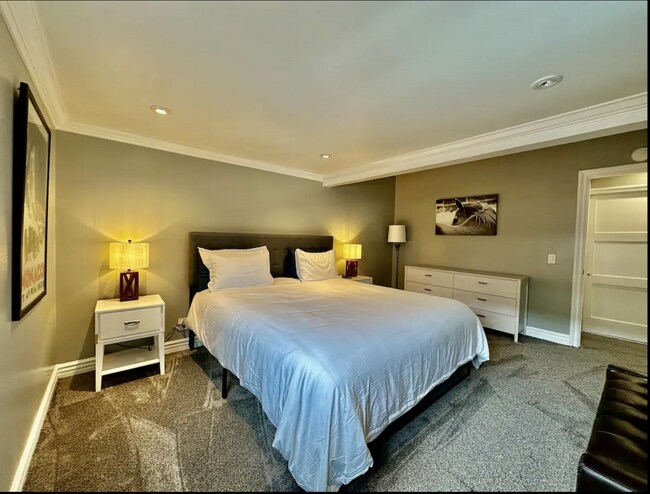 Building Photo - Stylish 2-Bed + Loft Mountain Condo in San...