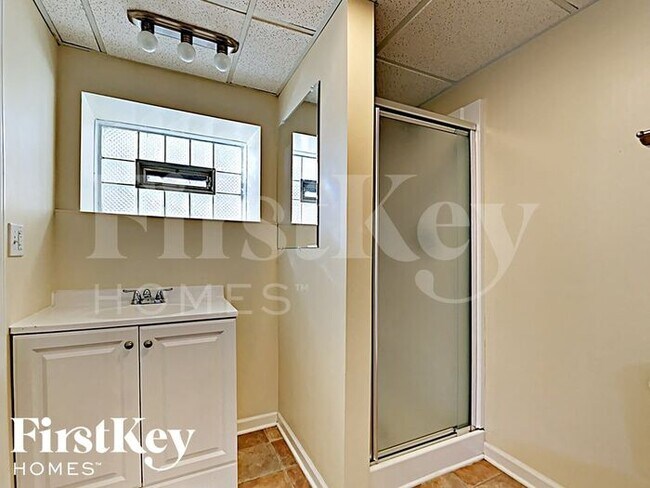 Building Photo - 7919 Oak Park Ave