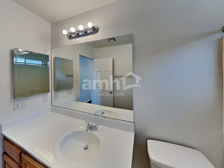 Building Photo - 6473 Karlsen Ct