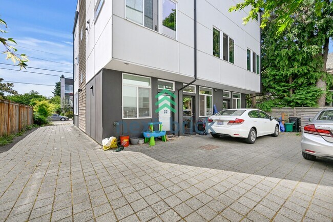 Building Photo - Spacious 3-Bedroom Townhouse in Seattle's Vibrant Heart – 2 Full Baths & 1508 Sq Ft of Comfort!