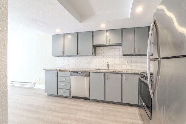 Building Photo - Open Concept Townhome with Balcony