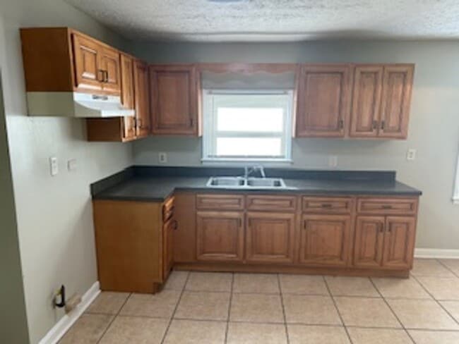 Building Photo - 3 Bedroom, 2 Bathroom Home