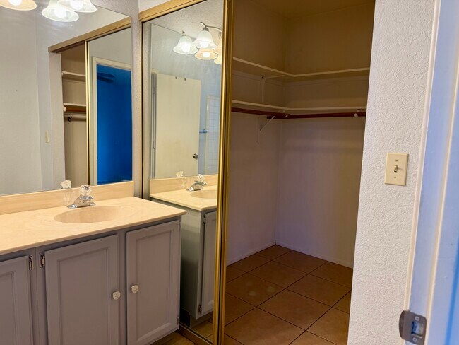 Building Photo - 4871 W Condor Dr