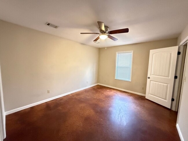 Building Photo - 636 W Oak Ave