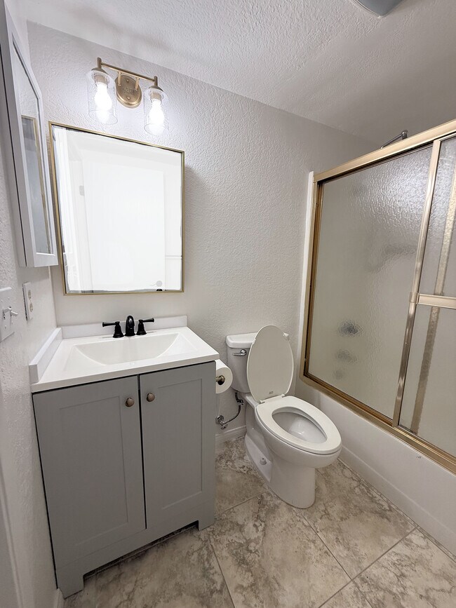2nd Full Bathroom - 291 E Mel Ave