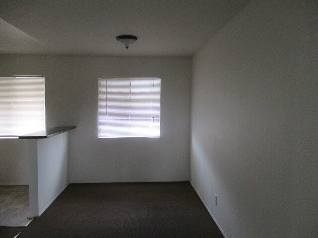 Dining area - 10060 Laurel Ave