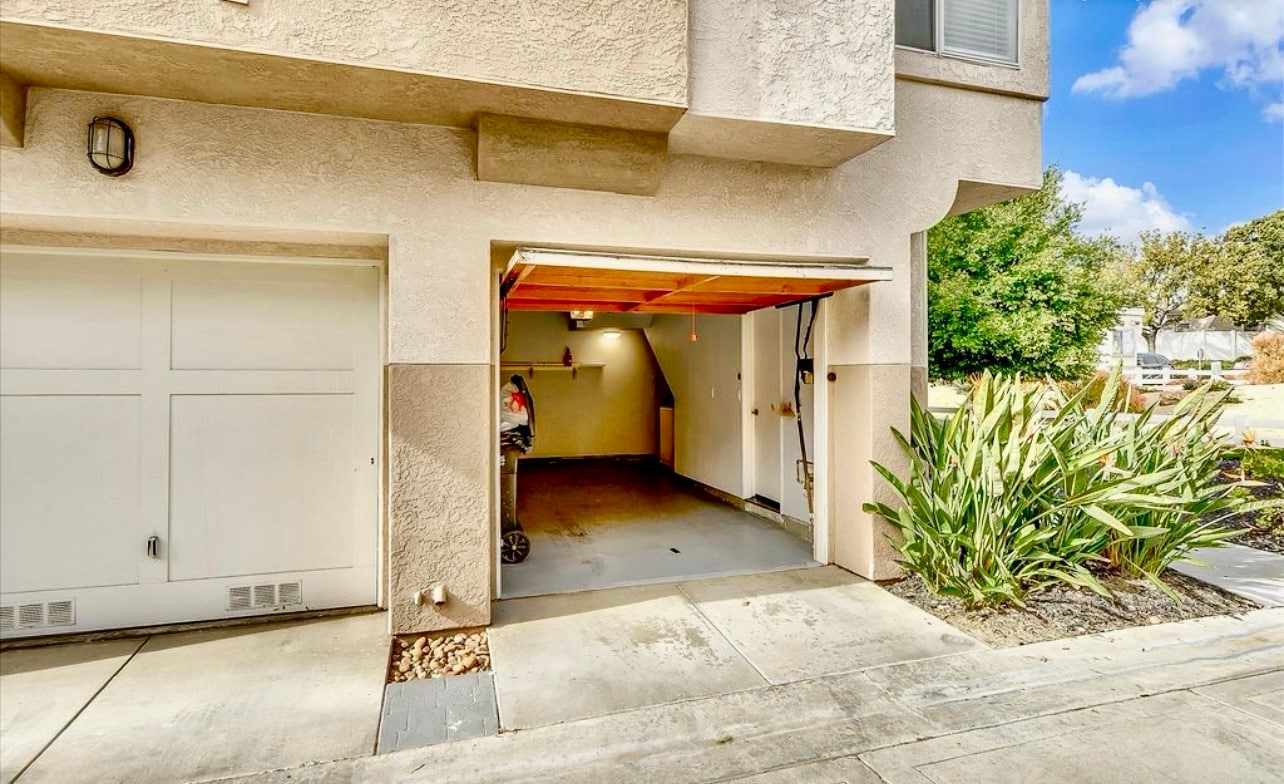 Building Photo - 400 Sanibelle Cir