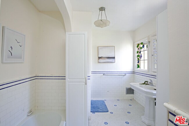 Building Photo - 6538 Cahuenga Terrace