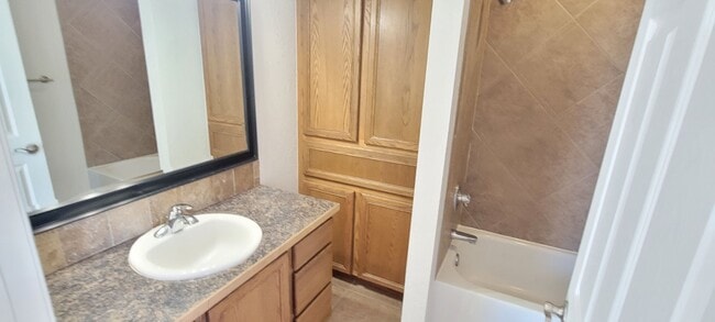 Building Photo - LARGE HOME WITH MANY UPDATES