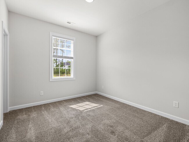 Building Photo - Towne Pointe Beauty!