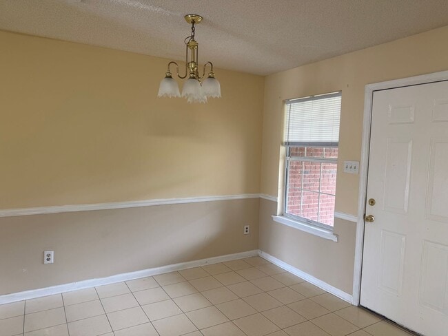 Building Photo - 2540 Barnesdale Wy