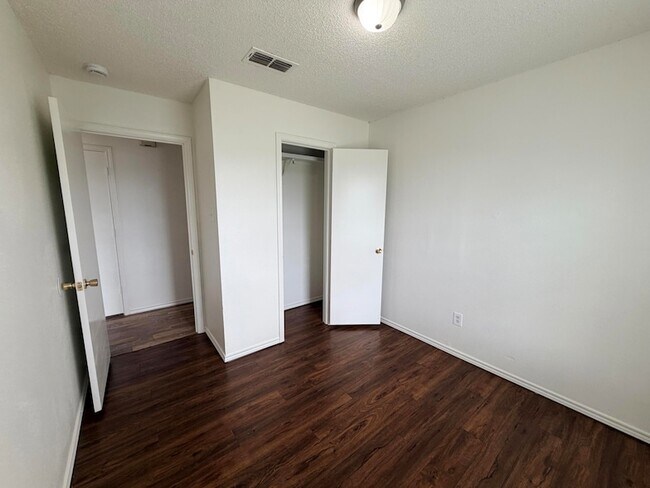 Building Photo - 817 Ute Ave