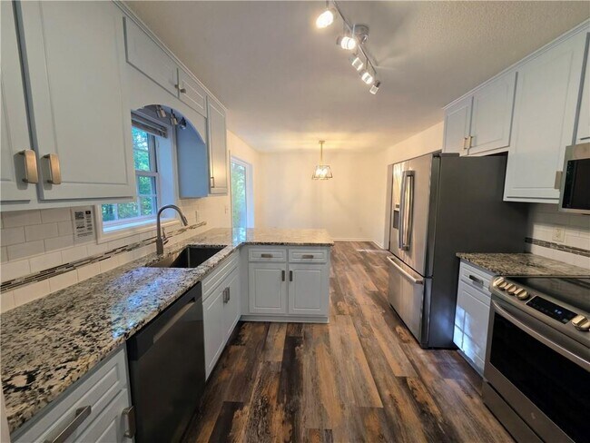 Building Photo - 3060 Glen Wallace Dr