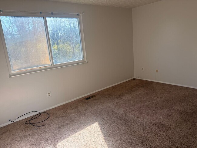 Building Photo - Spacious 3BR Bi-Level Home with 2-Car Garage in Reynoldsburg – $1,850/mo