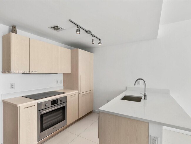 Building Photo - 501 NE 31st St