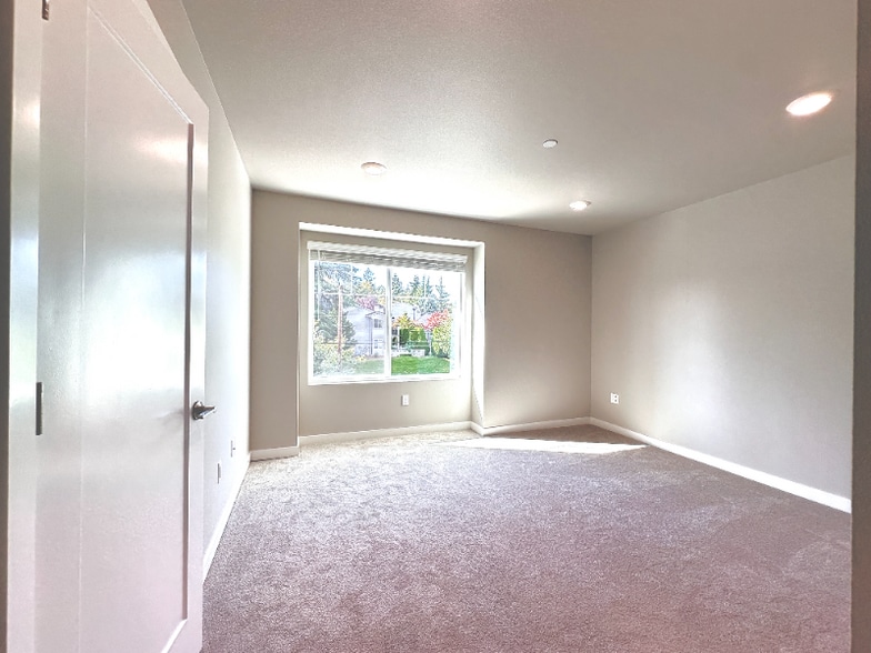 Building Photo - 15423 Admiralty Way