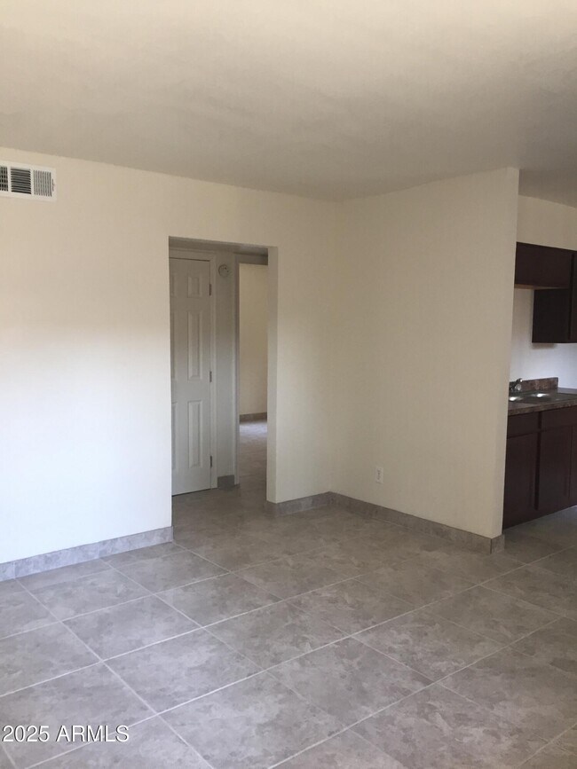 Building Photo - 1222 E Mountain View Rd