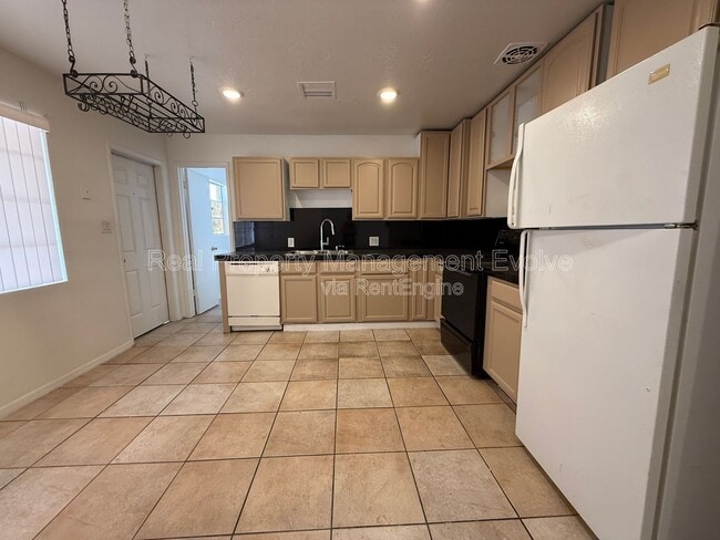 Building Photo - 3926 W Bethany Home Rd