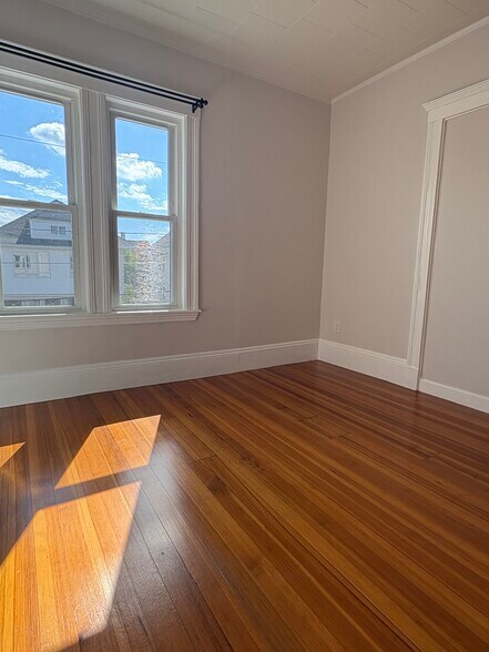 Building Photo - 18 Alexander Ave