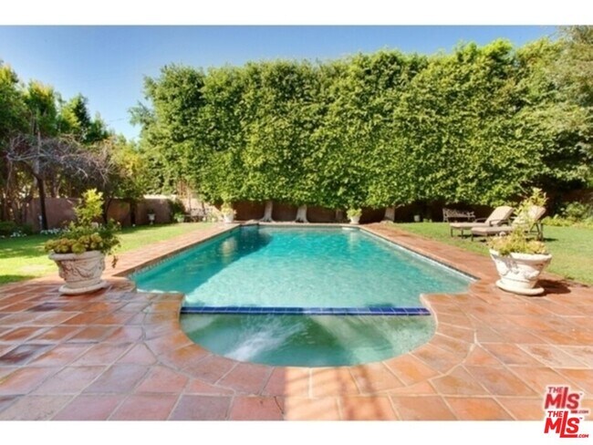 Building Photo - 725 Foothill Rd