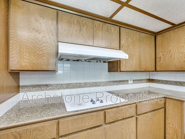 Building Photo - 3121 Lakeside Dr