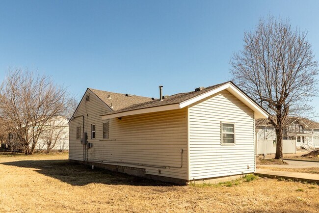 Building Photo - 3 BED/ 1 BATH IN UP AND COMING NEIGHBORHOOD