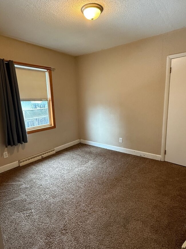 Building Photo - 3+ Bedroom 1.5 Bath / Single Family Home