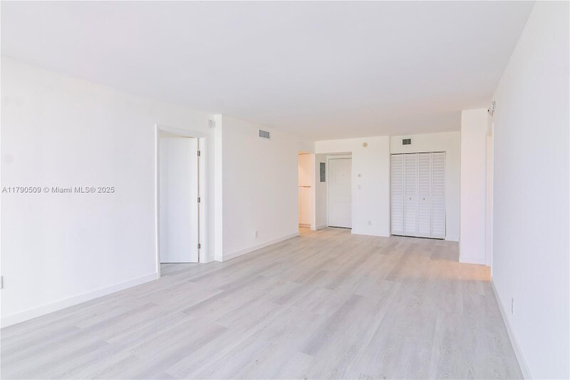 Building Photo - 100 Bayview Dr