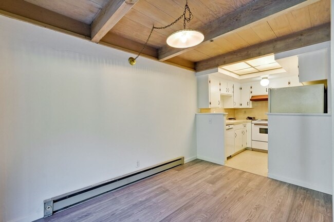 Building Photo - 2 Bedroom 1 Bath Two Story Townhome