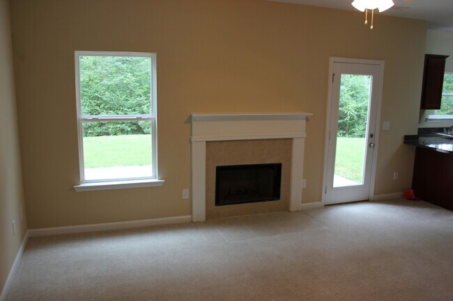Building Photo - Beautiful 4 BR / 2.5 Bath Home Fairburn!