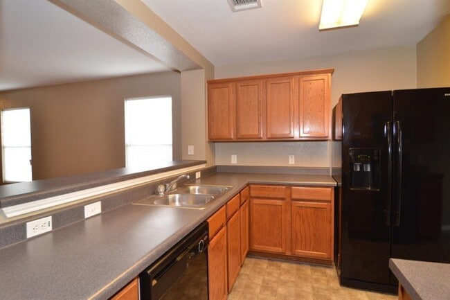 Building Photo - 806 Municipal Dr