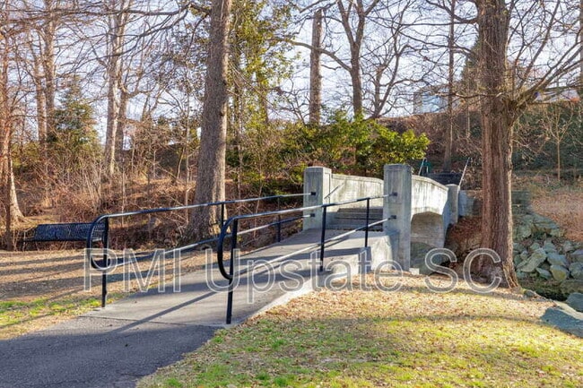 Building Photo - 204 E Park Ave