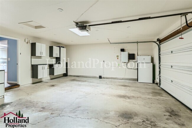 Building Photo - Gorgeous 3 Bedroom Home with SwimSpa Avail...