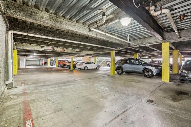 Building Photo - 807 W 25th St