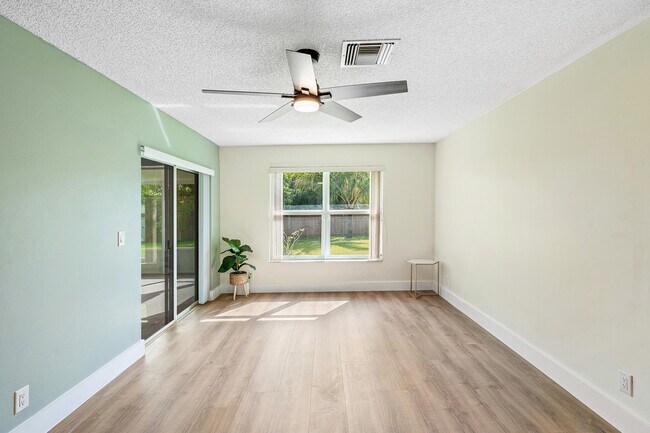 Building Photo - 1100 Basswood Pl