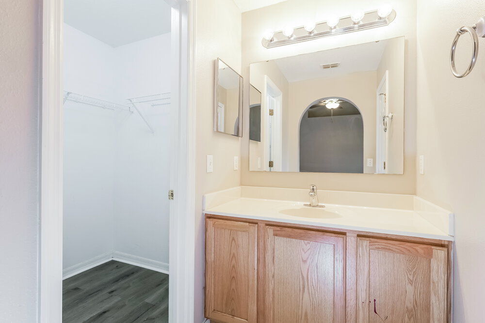 Building Photo - 927 Brenton Leaf Dr