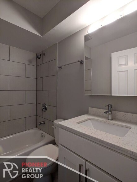 Building Photo - 525 W Oakdale Ave