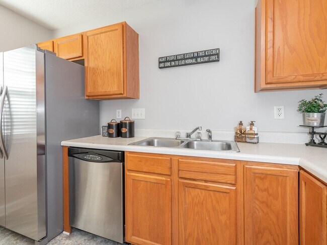 Building Photo - Super Townhouse with 2 MASTER BEDROOMS!