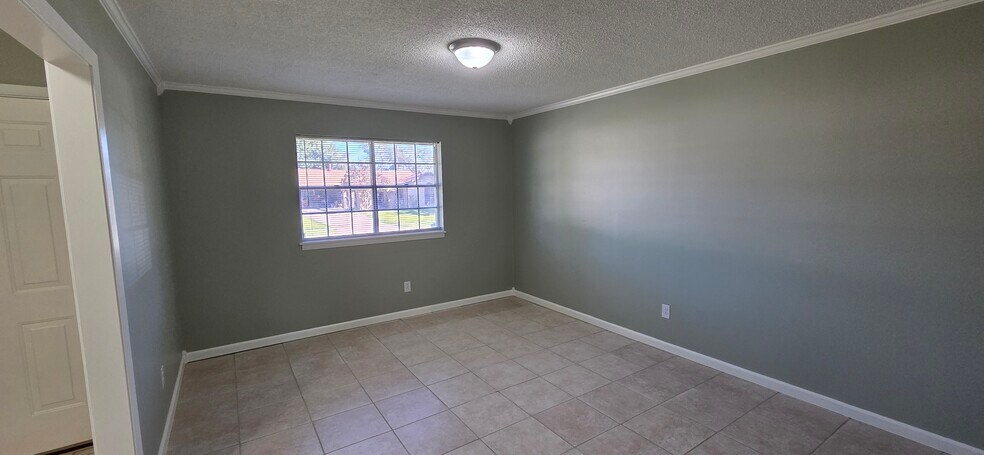 Building Photo - 2114 Ray Ave