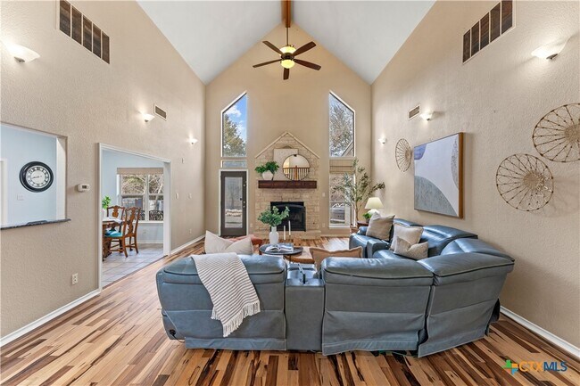 Building Photo - 1060 Great Oaks Dr