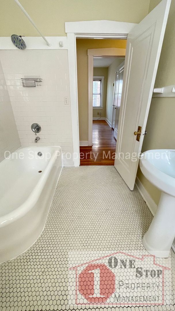 Building Photo - Charming 2-bedroom, 1-bath Duplex in Kansa...