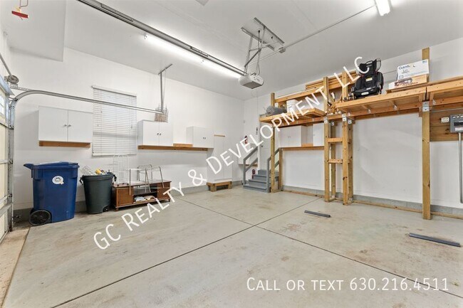 Building Photo - ***2300 SF END UNIT W/LOTS OF LIGHT / 2 BD...