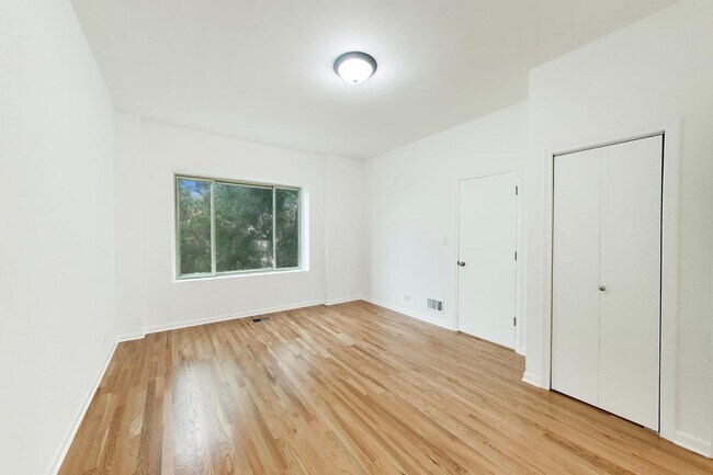 Building Photo - 1301 N Oakley Blvd