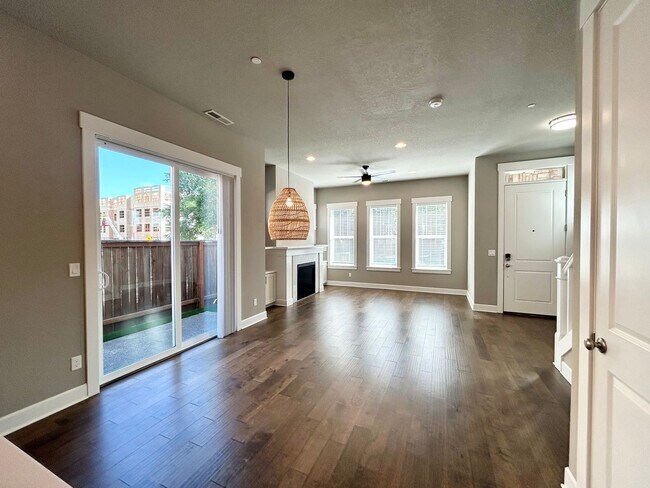 Building Photo - Luxury and Convenience Awaits in this Stunning 3 Bedroom, 2.5 Bathroom House with Abundant Parkin...